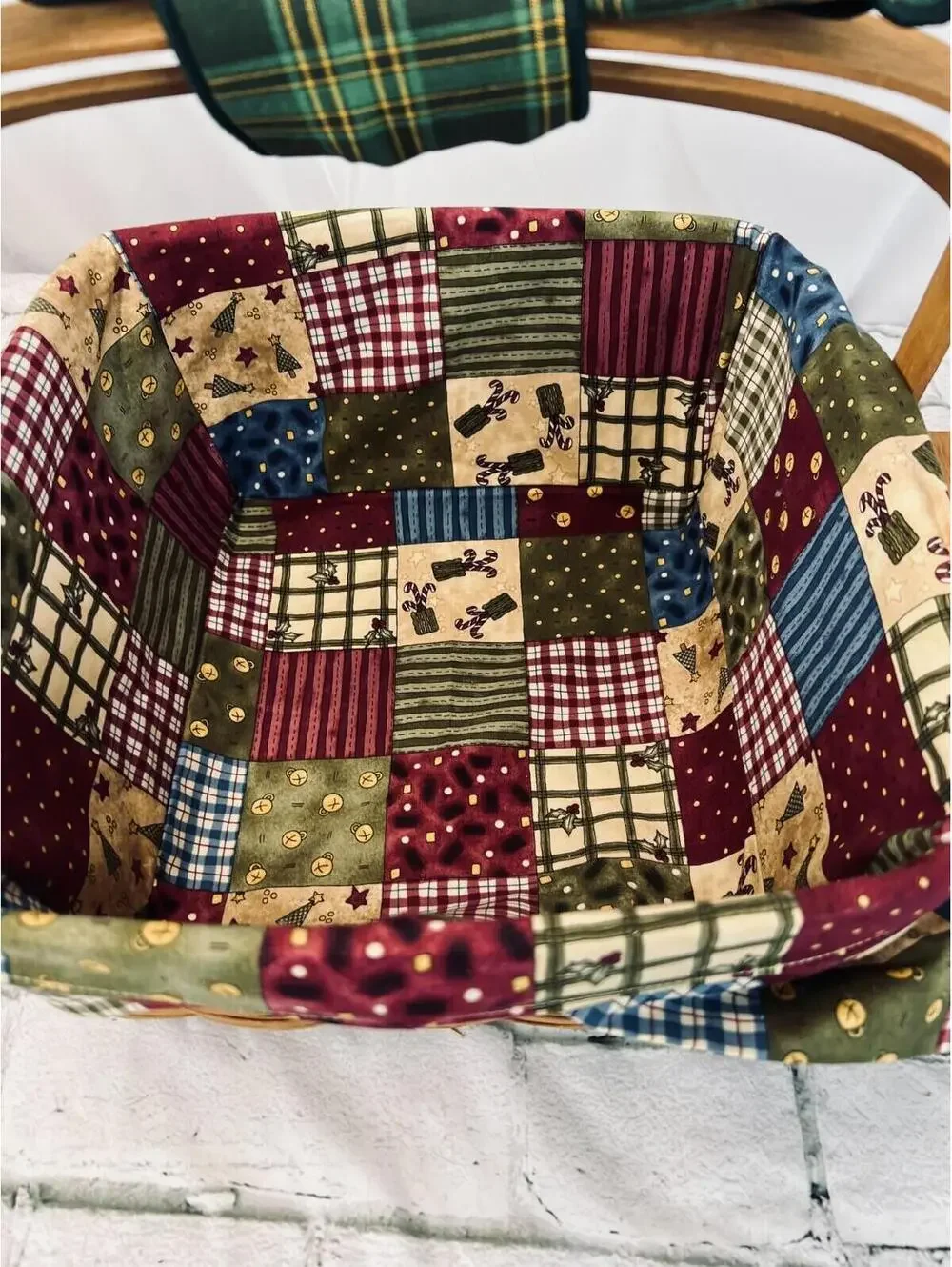 1988 Longaberger Small Picnic Basket w/Holiday Liner & Riser 12